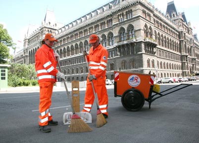 MA48 kehrt mit dem originalen Straßenkehrerbesen